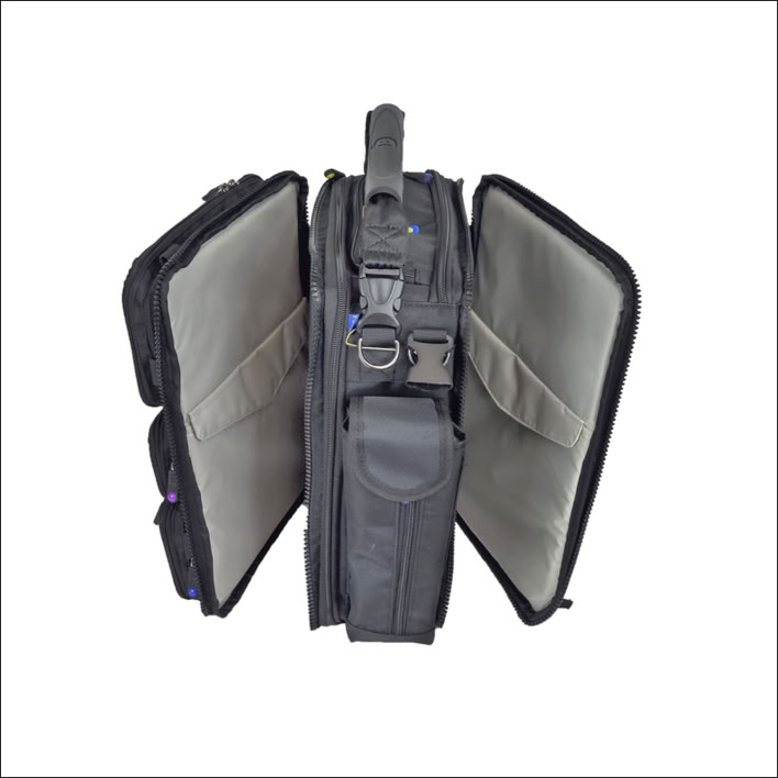 Zwarte Brightline pilotentas met geopende zijvakken en handvat aan de bovenkant.