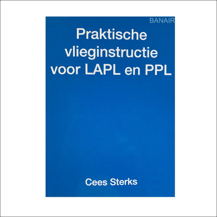Blauwe boekomslag met de tekst "Praktische vlieginstructie voor LAPL en PPL" en "Cees Sterks".