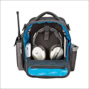 Zwarte piloottas met blauwe binnenkant, open rits, met koptelefoon, radio en andere accessoires zichtbaar.