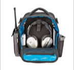 Zwarte piloottas met blauwe binnenkant, open rits, met koptelefoon, radio en andere accessoires zichtbaar.