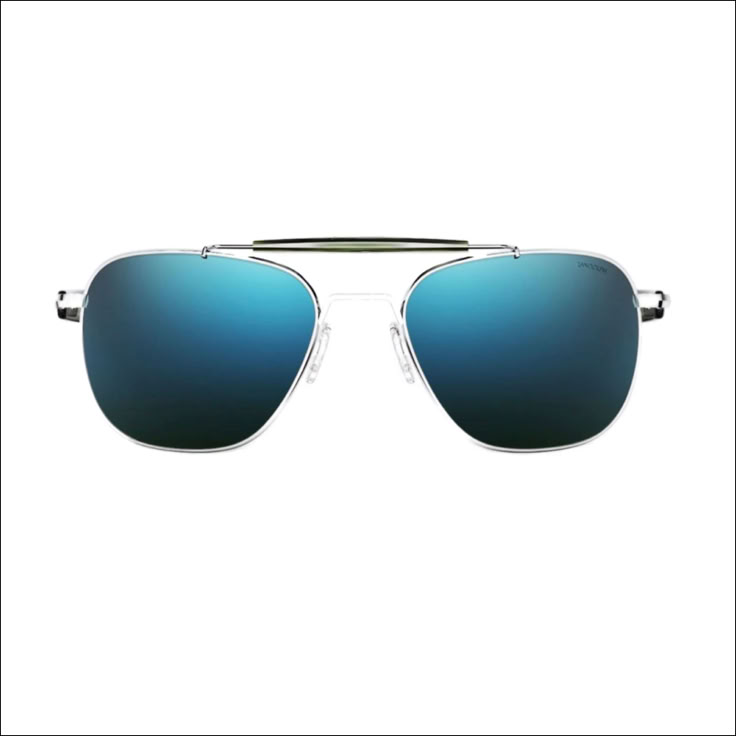 Randolph zonnebril met blauwgroene glazen en een zilverkleurig montuur op een witte achtergrond.