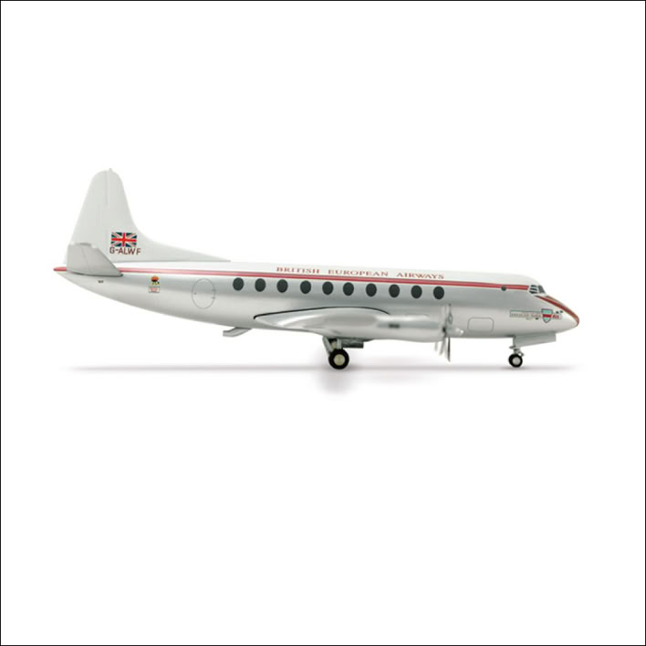 Zij-aanzicht van een zilverklerig  Vickers Viscount vliegtuig (Herpa Wings schaalmodel) met rode en zwarte strepen, staand op een witte achtergrond.