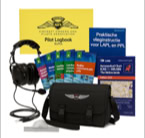 Een headset, een gele pilotenlogboek, meerdere boeken en kaarten, en een zwarte tas met een vleugel-embleem.