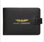 Zwart pilotenlogboek met gouden tekst en vleugellogo op de voorkant.